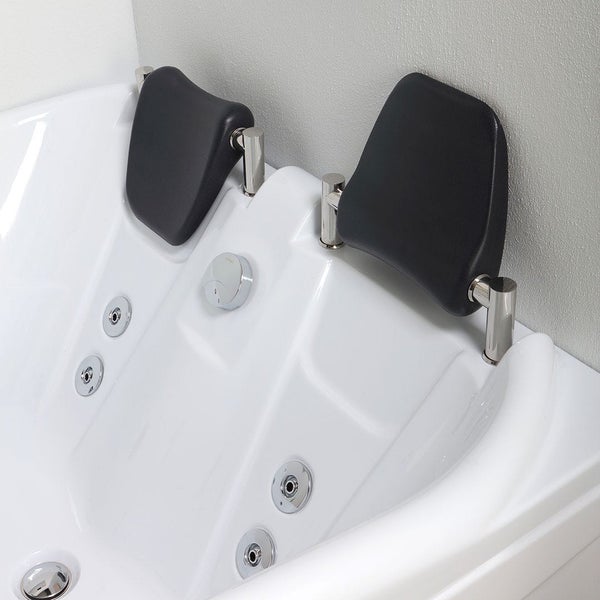 Detailansicht eines Whirlpools mit zwei schwarzen Kopfstützen