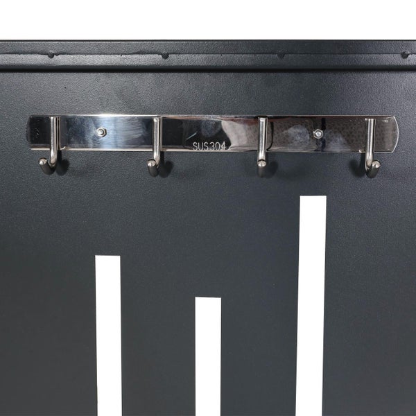 Geöffnete Fahrradbox aus Metall mit zwei Fahrrädern