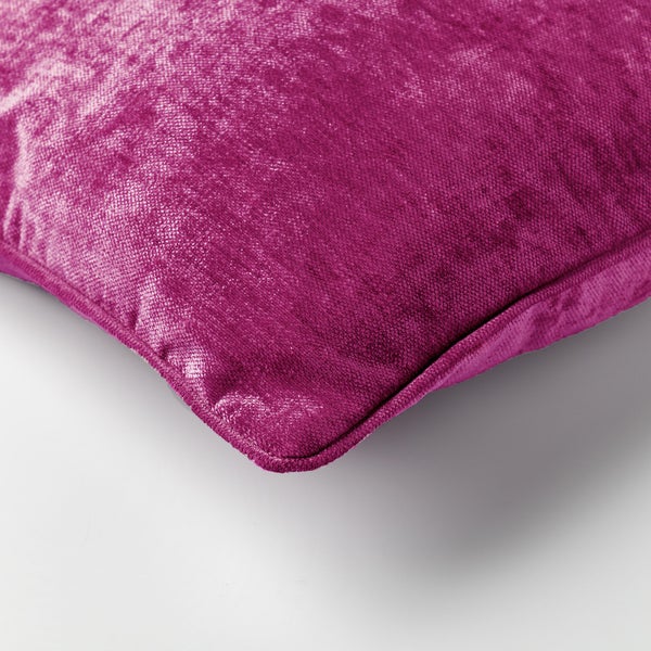 Nahaufnahme eines lila Zierkissens aus Samt
