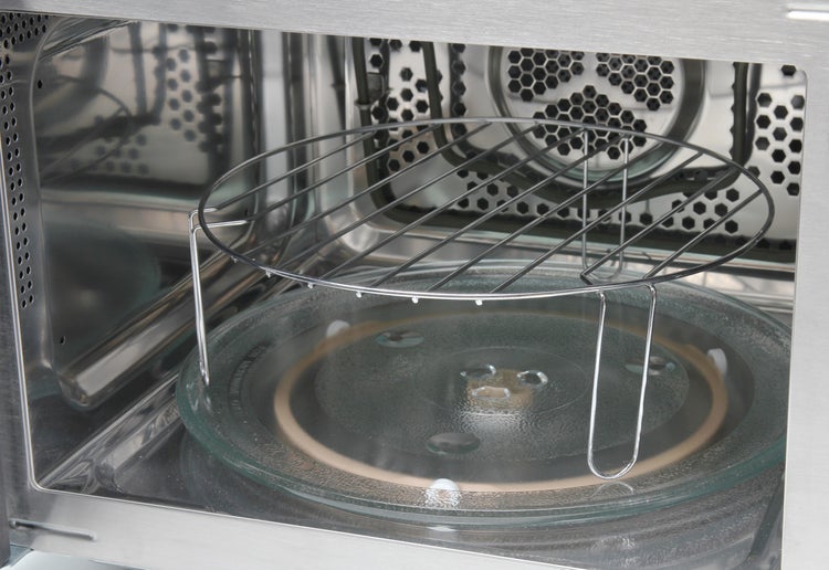 Grillrost aus Metall für Mikrowelle mit Drehteller aus Glas im Innenraum