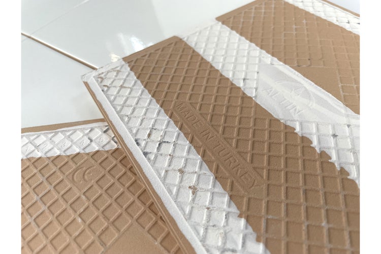 Rückseite von Keramikfliesen mit der Aufschrift Hergestellt in der Türkei