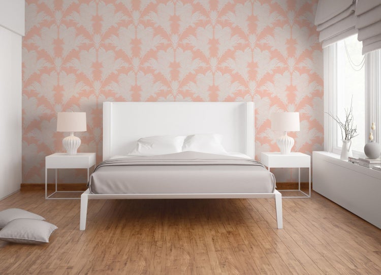 Helles Schlafzimmer mit gemusterter Tapete, Bett und Nachttischen