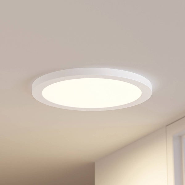 Runde, flache LED-Deckenleuchte in Weiß, an der Decke montiert und eingeschaltet.