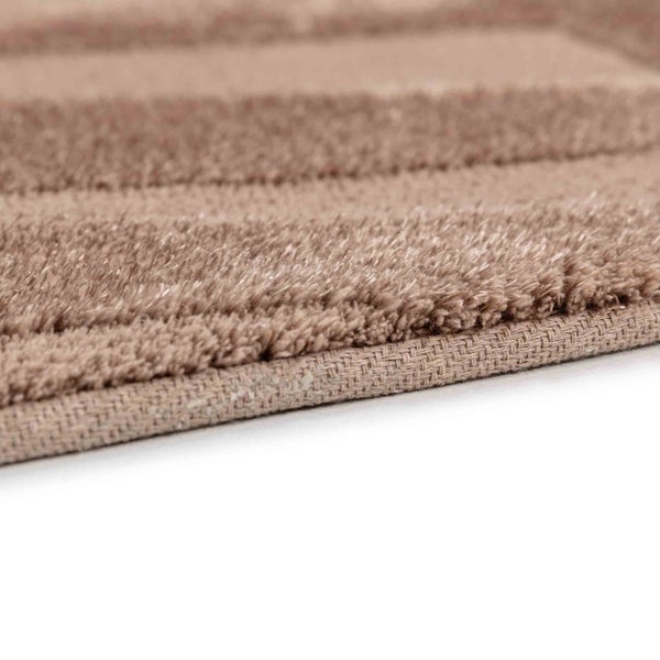 Nahaufnahme eines Teppichs mit weichem Flor und gewebter Unterseite zur Veranschaulichung der Materialstruktur.