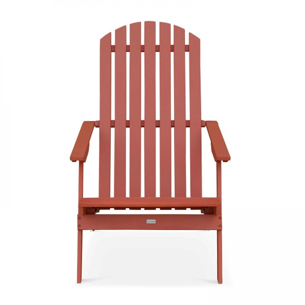 Adirondack Gartenstuhl aus Kunststoff in Terrakotta mit hoher Lamellen-Rückenlehne und breiten Armlehnen.