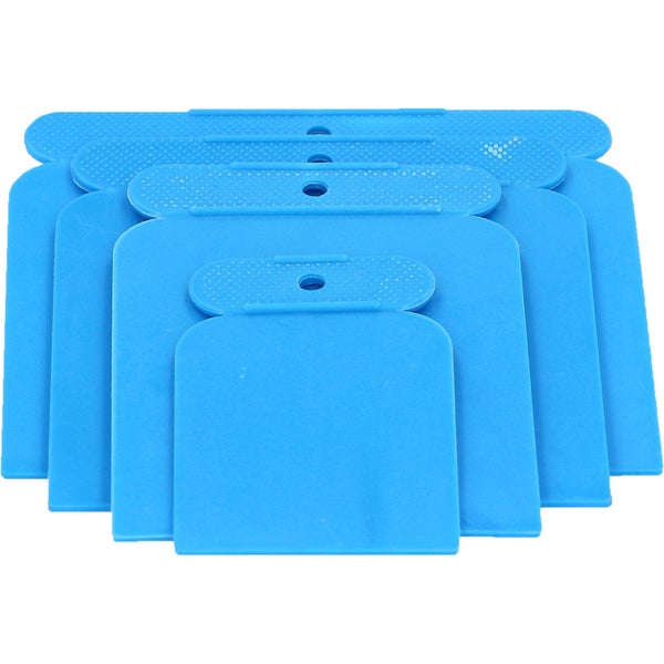 Mehrere blaue Spachtelwerkzeuge aus Kunststoff