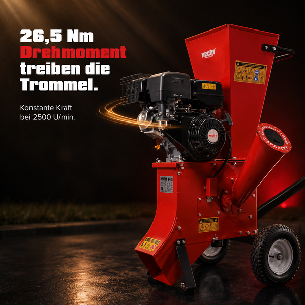 Hecht Benzin-Häcksler mit 26,5 Newtonmeter Drehmoment, Verbrennungsmotor, großem Einfülltrichter, Auswurfschacht und Rädern.