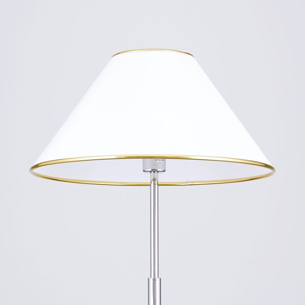 Stehlampe mit weißem Lampenschirm und goldenen Akzenten