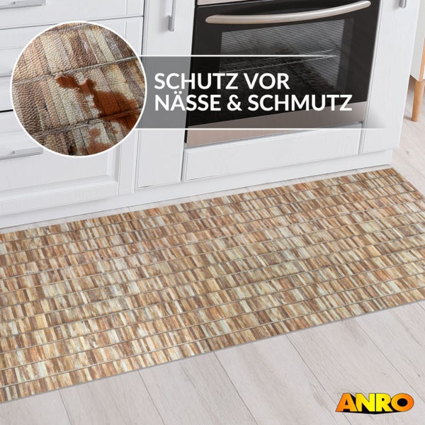 Küchenläufer mit Holzdekor vor weißer Küchenzeile, Schutz vor Nässe und Schmutz, ANRO Logo.