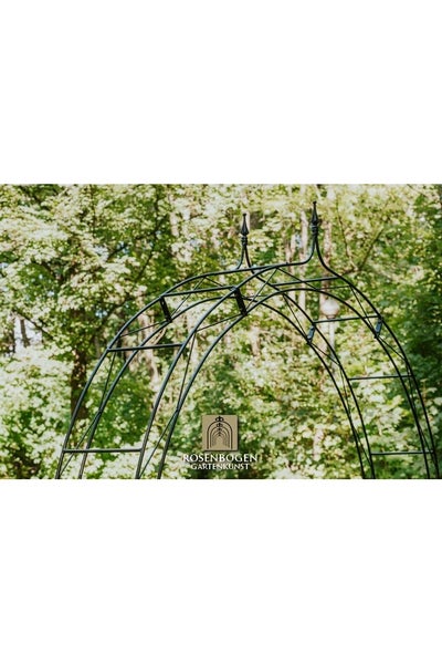 Rosenbogen aus Metall im Garten