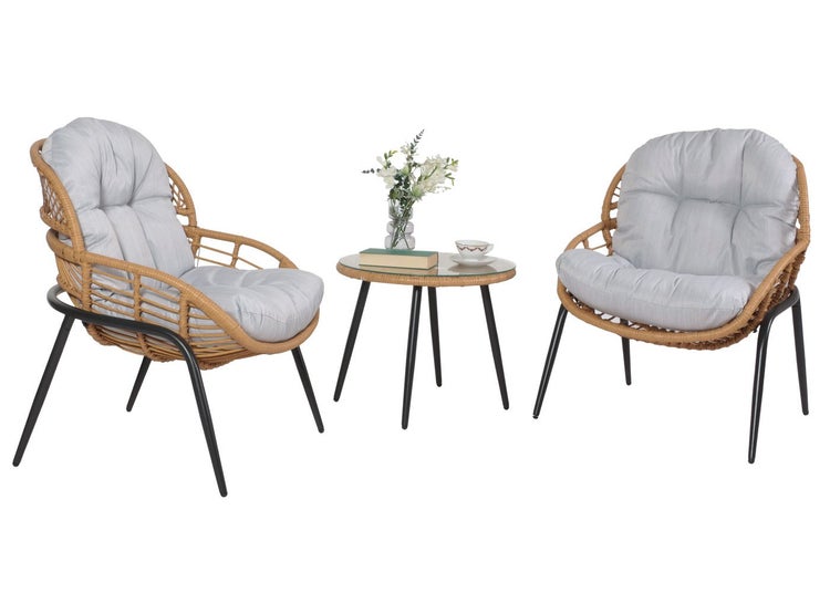 Gartenset mit zwei Korbsesseln und einem Tisch mit Glasplatte