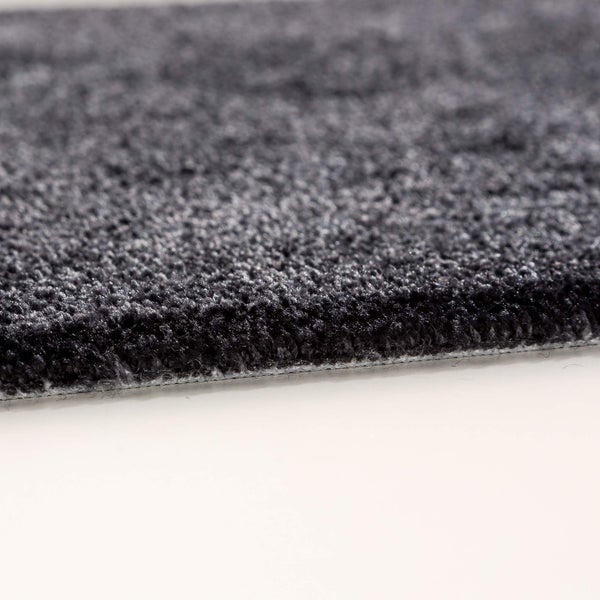 Nahaufnahme eines grauen Teppichs