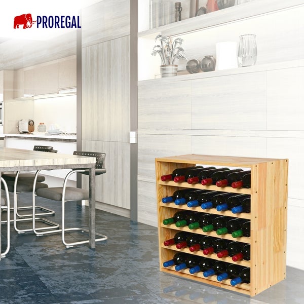 Proregal Logo. Weinregal aus Holz mit Flaschen in einem hellen, modern eingerichteten Esszimmer neben einem Tisch.