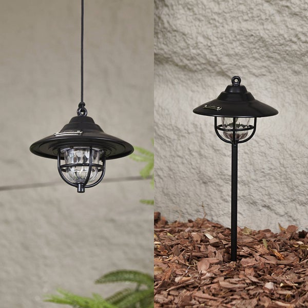 Schwarze Solar-Außenleuchte für den Garten in zwei Varianten: hängend und als Erdspieß. Mit Metallschirm, Glaskäfig und Lindby Logo.