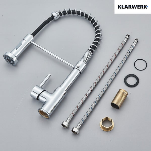 Klarwerk Profi-Küchenarmatur mit Spiralfeder, ausziehbarer Brause, zwei Anschlussschläuchen und Montageset. Klarwerk Logo.