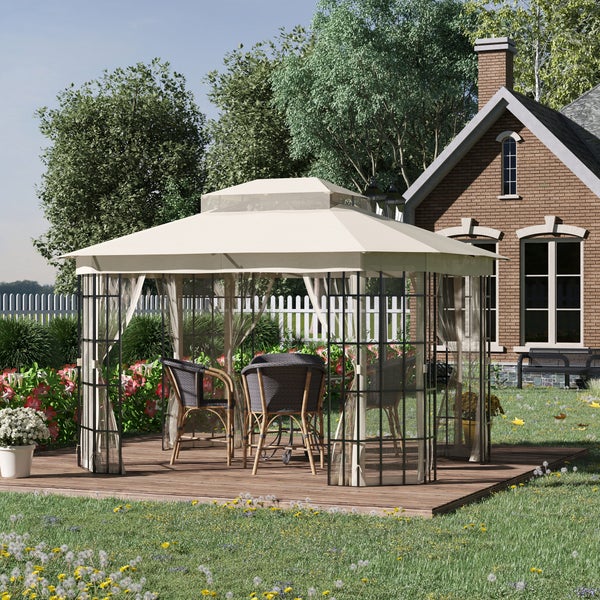 Pavillon mit Tisch und Stühlen auf einer Holzterrasse in einem Garten.