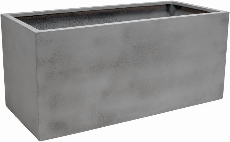 Rechteckiger Pflanzkasten in grauer Steinoptik für den Einsatz im Garten oder auf der Terrasse.