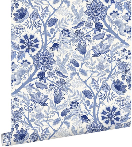 Vliestapete mit detailliertem floralem Muster und botanischen Elementen in Blau