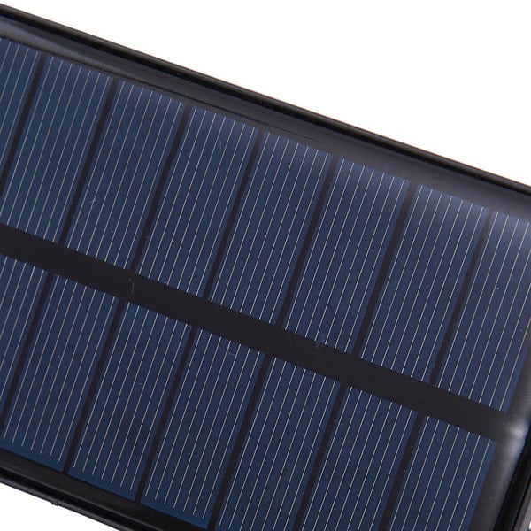 Nahaufnahme eines Solarpanels mit dunklen Solarzellen und einem schwarzen Rahmen.