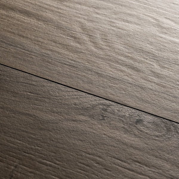 Detailansicht von Laminatboden mit Holzoptik und strukturierter Oberfläche