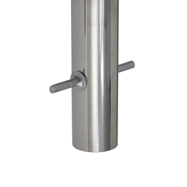 Detailansicht einer Metallsäule mit Stiften zur Befestigung