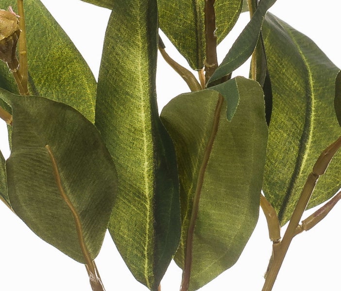 Detailaufnahme von grünen Blättern einer Kunstpflanze mit braunen Stielen.