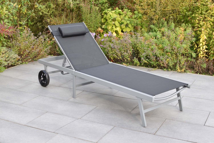 Gartensonnenliege mit Rollen und Kopfkissen auf einer Terrasse