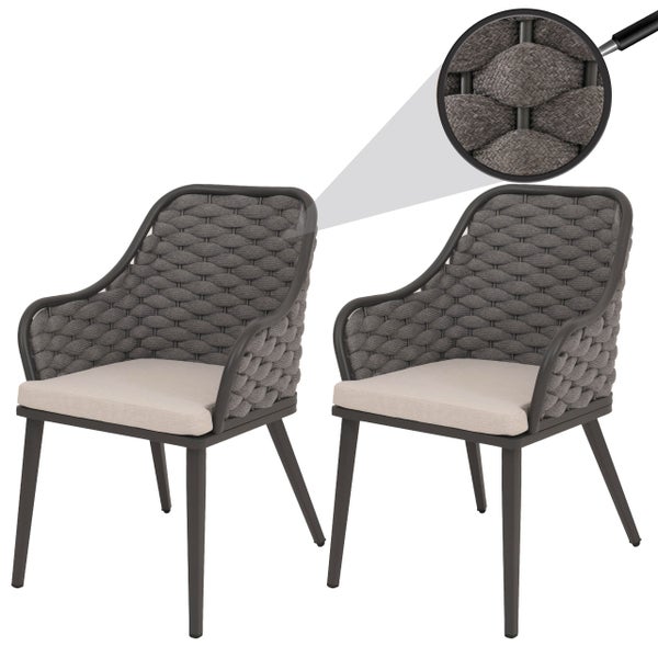 Zwei Armlehnstühle mit geflochtener Rückenlehne und Sitzkissen.