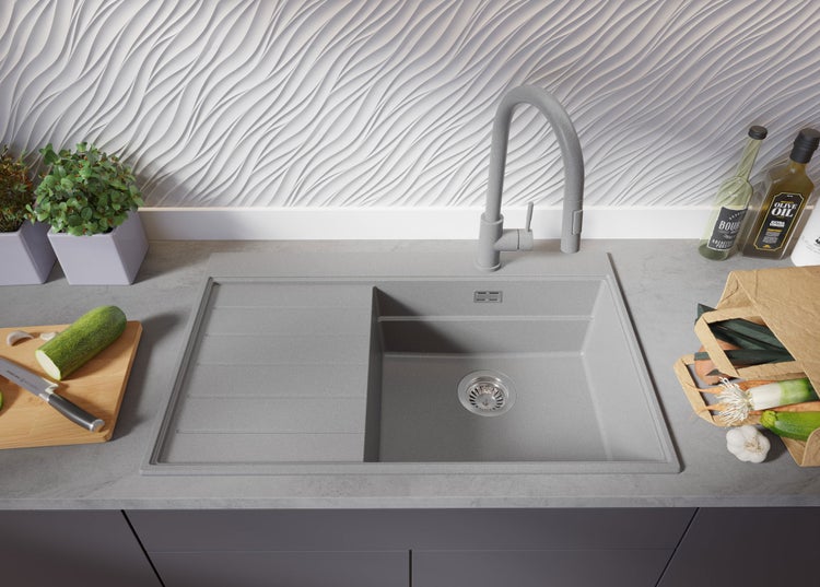 Küchenspüle mit Abtropffläche und Armatur in moderner Küchenszenen-Ansicht