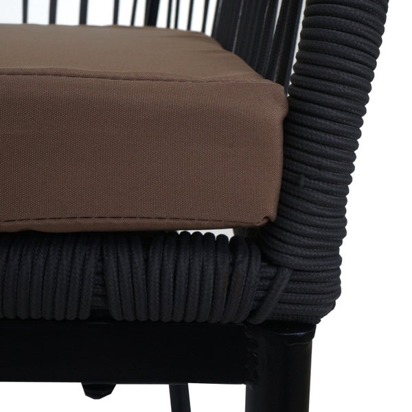 Detailansicht eines Outdoor-Sessels mit braunem Kissen und schwarzem Rahmen.