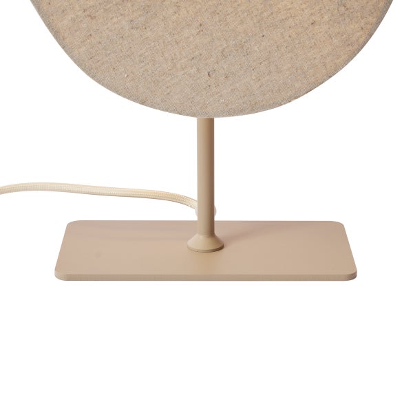 Tischleuchte mit rechteckigem Metallsockel, zylindrischem Standfuß, großem runden Textilschirm und Textilkabel.