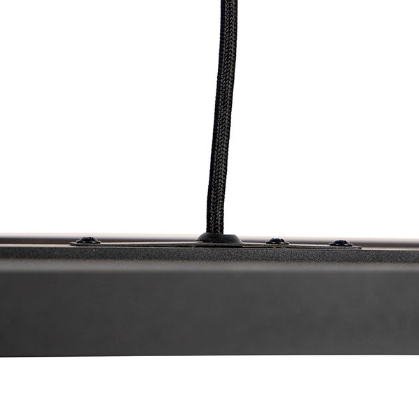 Detailaufnahme einer schwarzen Pendelleuchte mit Textilkabel