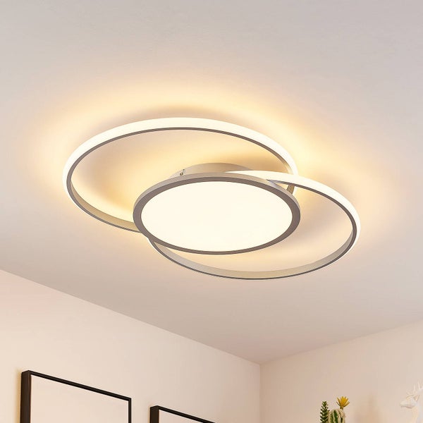 Moderne LED-Deckenleuchte mit drei überlappenden Ringen, warmweißes Licht, Metallgehäuse.