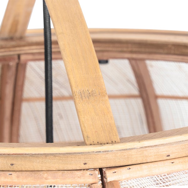 Detailansicht einer runden Hängeleuchte aus Holz mit einem Textilschirm in natürlicher Optik.