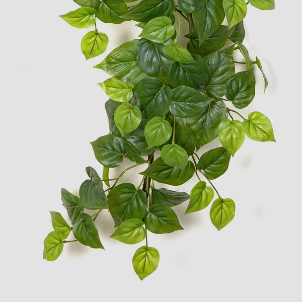 Künstliche Hängepflanze mit grünen herzförmigen Blättern.