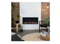 Dekorativer elektrischer Kamin in einem Wohnzimmer mit Stuhl und Beistelltisch.