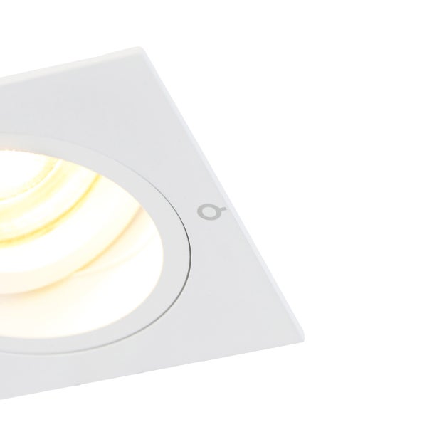 Quadratischer Einbaustrahler in Weiß mit eingeschaltetem, warmweißem Leuchtmittel und Smart-Home-Symbol auf dem Gehäuse.
