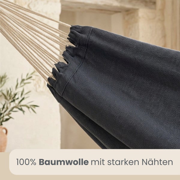 Nahaufnahme einer Hängematte aus 100 Prozent Baumwolle mit starken Nähten an der Seilaufhängung.
