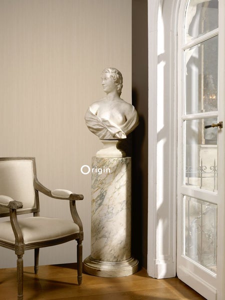 Innenraum mit Marmorbüste auf Säule, Stuhl und Fenstertür