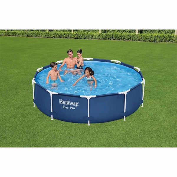 Runder Bestway Steel Pro Pool mit Stahlrahmen auf einer Rasenfläche, in dem eine vierköpfige Familie badet.