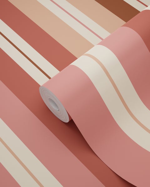 Vliestapete mit breiten und schmalen Streifen in Erdtönen, teilentrollte Rolle für die Wandgestaltung.
