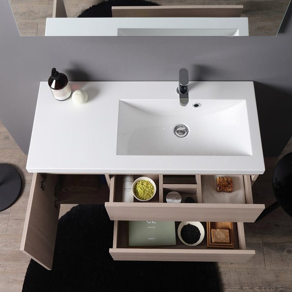 Badezimmermöbel mit Waschbecken, Armatur, Spiegel und offenen Schubladen