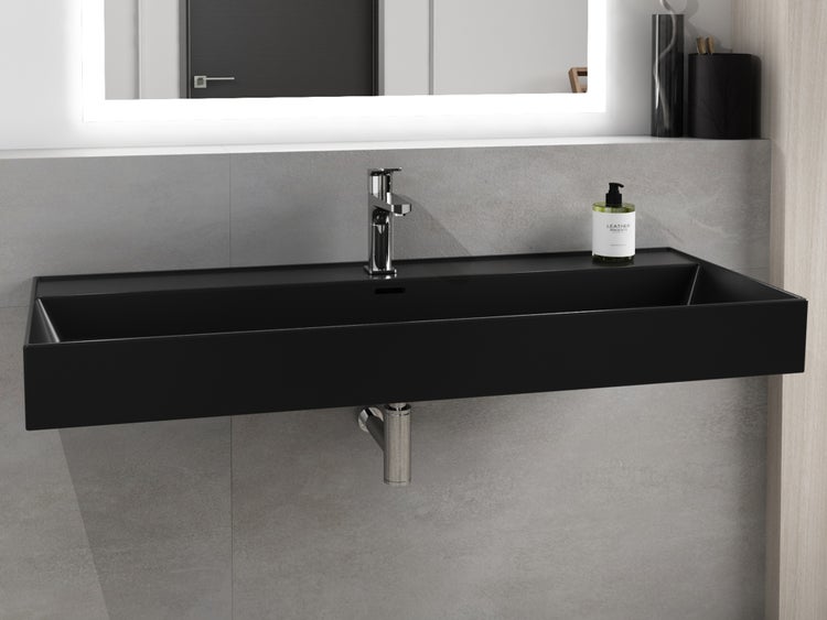 Schwarzes Aufsatzwaschbecken im Badezimmer mit Armatur und Accessoires