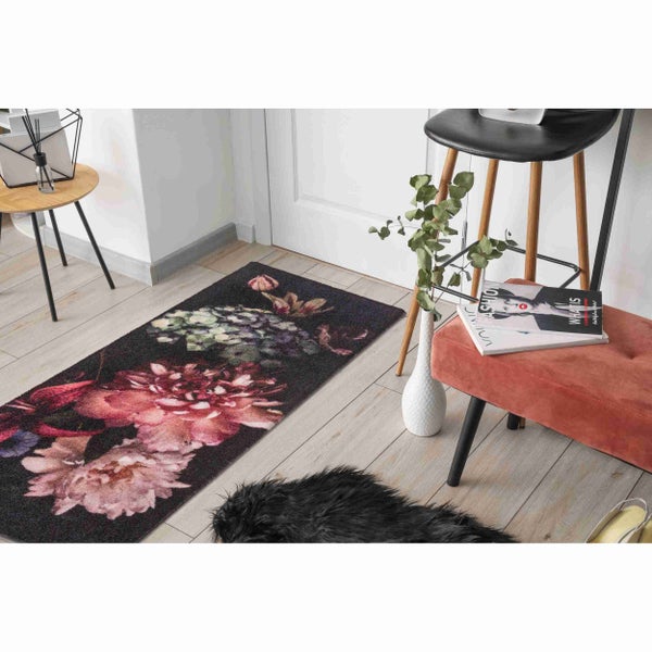 Dekorativer Teppich mit Blumenmuster im Flur.