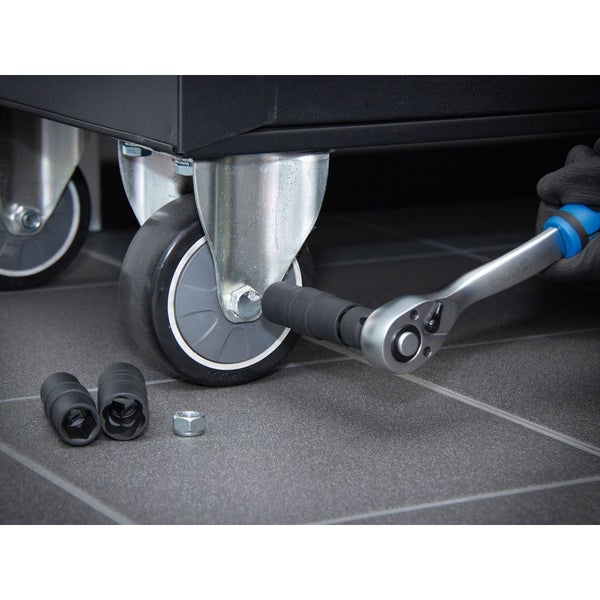 Werkstattwagen mit montierter Rolle, Knarre und Steckschlüssel