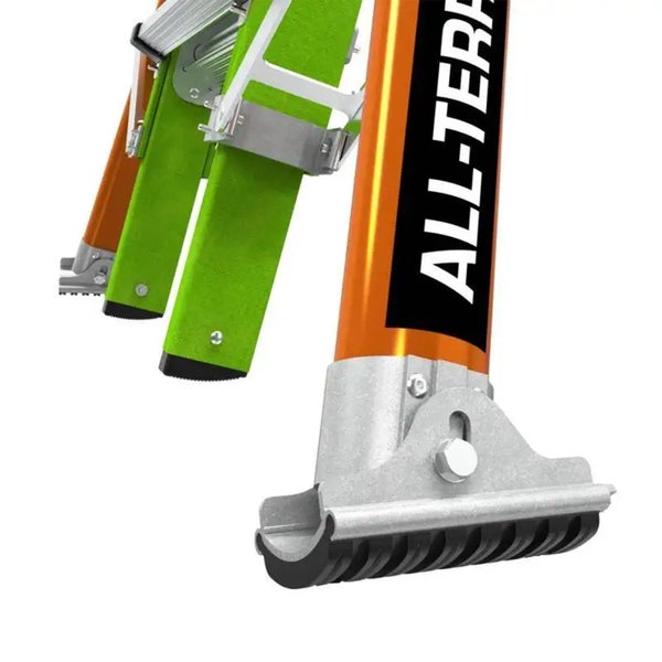 Detailansicht der verstellbaren Standfüße einer All Terrain Leiter mit rutschfestem Profil