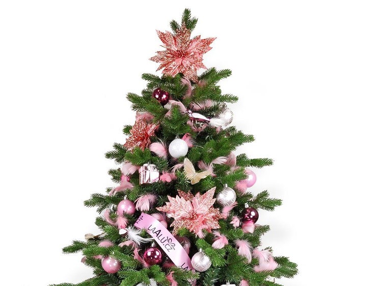 Geschmückter Weihnachtsbaum mit Kugeln, Kunstblumen und Federn als dekorative Weihnachtsdekoration.