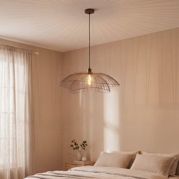 Moderne Hängeleuchte mit Metallschirm aus feinen Streben über einem Schlafzimmerbett für stimmungsvolle Raumbeleuchtung.