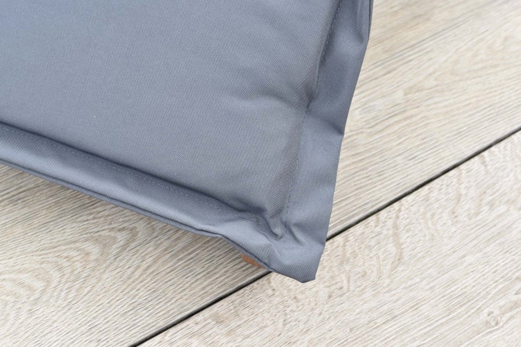 Detailansicht eines grauen Sitzkissens