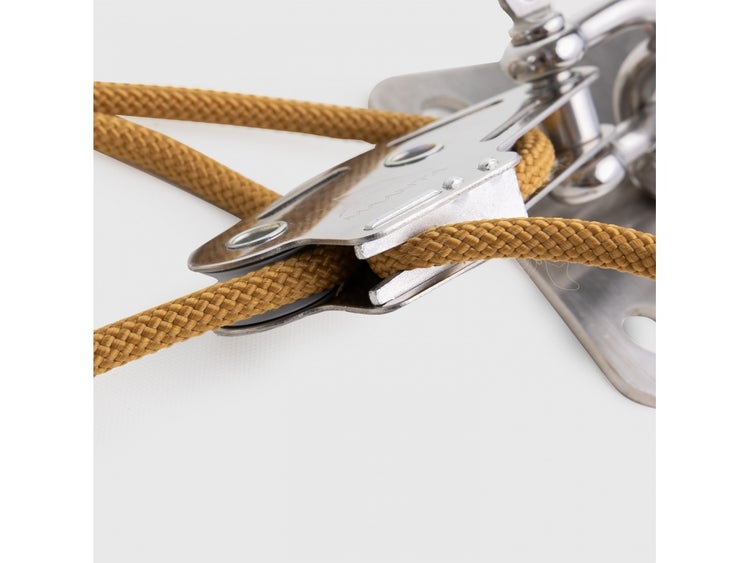 Detailansicht eines Sonnensegels mit Befestigungselementen und Seilen